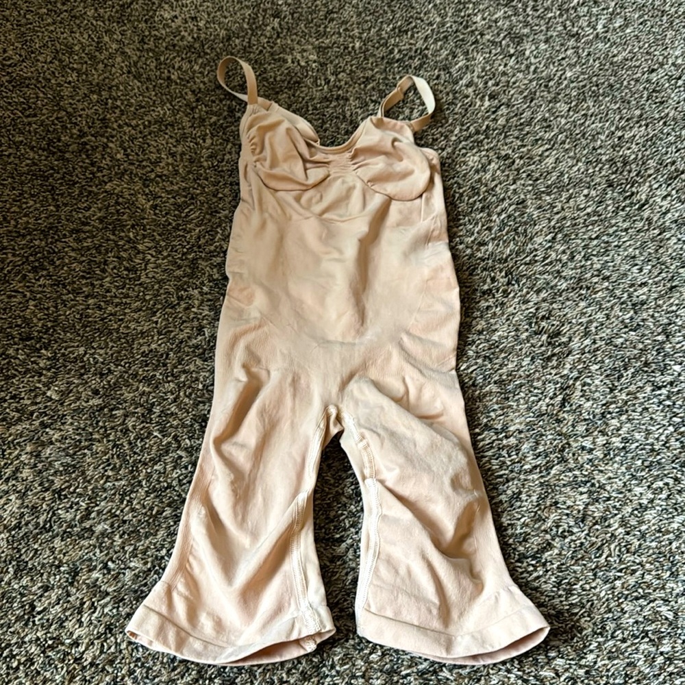 NWOT SKIMS SHAPE WEAR MID THIGH BODYSUIT CLAY BEIGE SMALL